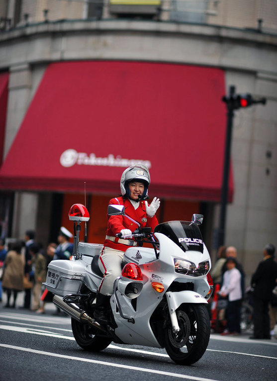 Офицер из женского мотоциклетного батальона японской дорожной полиции