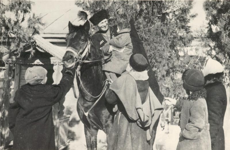 Семья провожает казака в казачью часть. Февраль 1942 г.