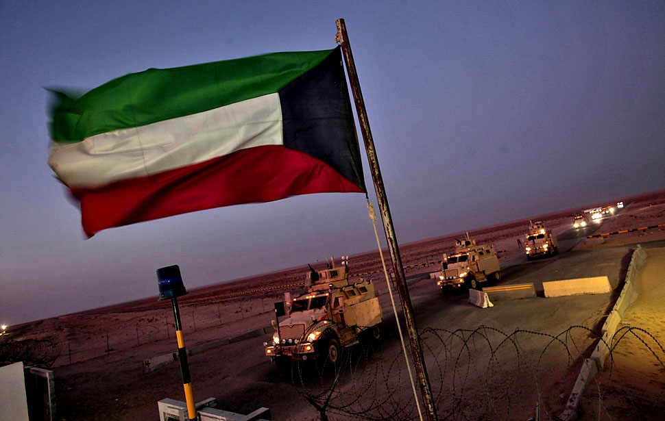 Американские войска покидают Ирак через кувейтскую границу.