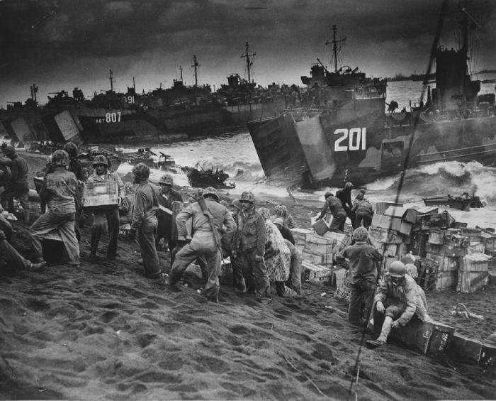 Американские морские пехотинцы высаживаются с десантных кораблей на Иводзиме