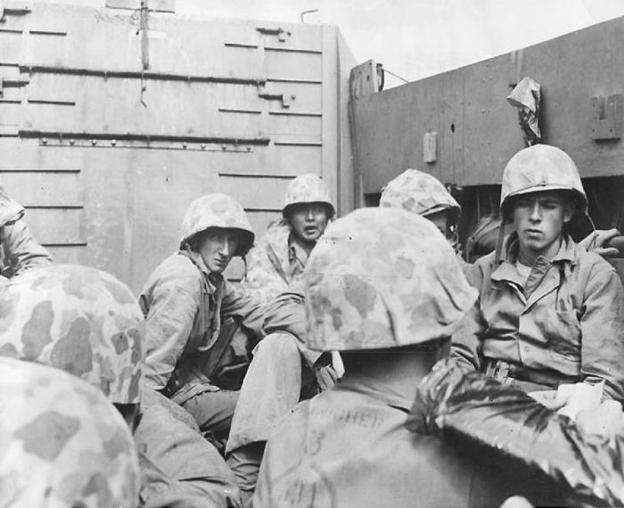 Американские морские пехотинцы из состава первой волны в десантном катере