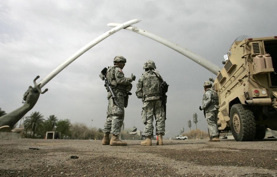 Американские солдаты у памятника Мечи Кадисийя в Багдаде ,13 марта 2008 года.