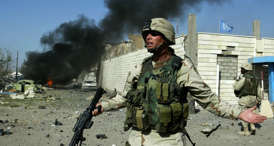 Американский солдат у штаба ООН в Багдаде, 19 августа 2003 года.