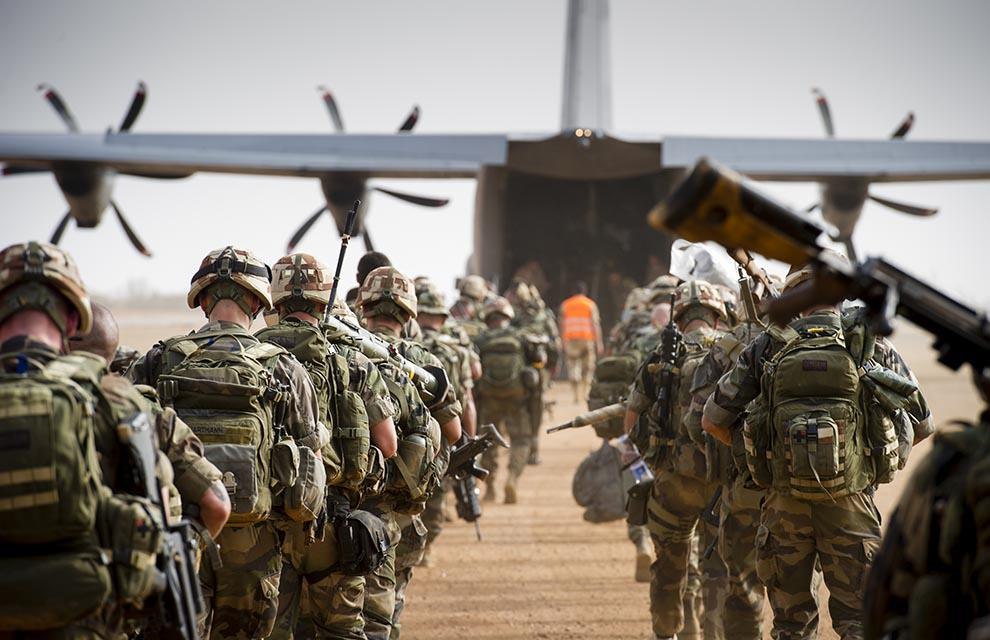 Бойцы 3-й роты 2-го парашютного полка Французского Иностранного Легиона загружаются в C-130J