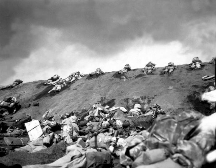 Бойцы 5-й дивизии морской пехоты США преодолевают холм