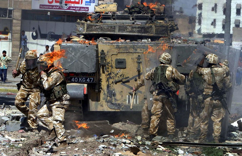 Британские солдаты попали под атаку в южном иракском городе Басра, 22 марта 2004 года.