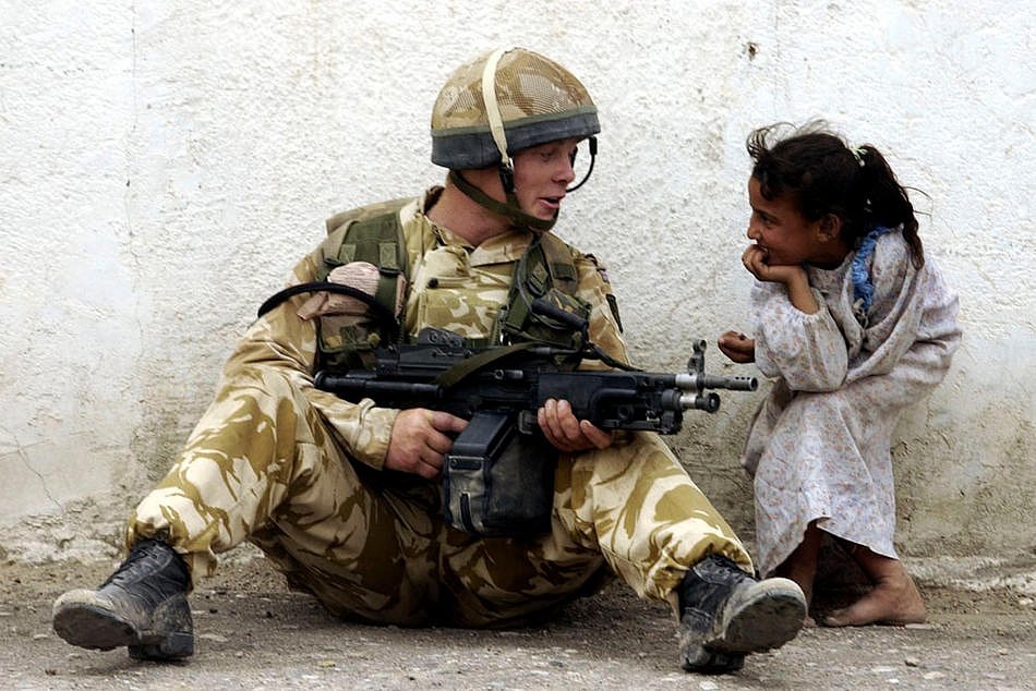 Британский десантник общается с иракской девочкой