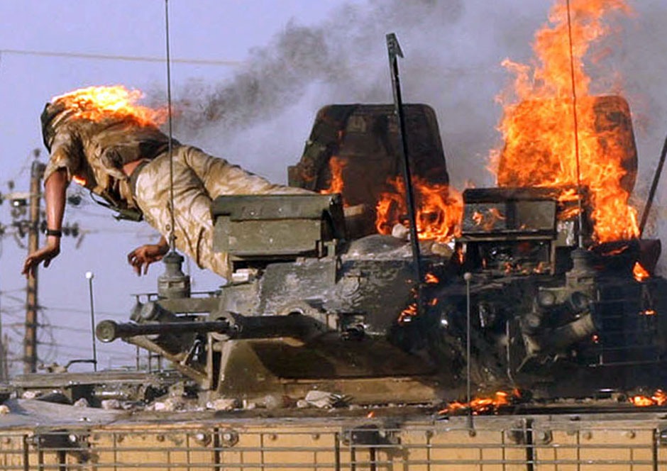 Британский солдат выпрыгивает из горящей бронемашины, Басра, 19 сентября 2005 года.