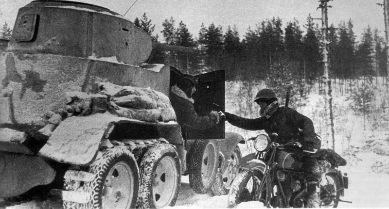 Вестовой на мотоцикле передает сообщение экипажу советского бронеавтомобиля БА-10
