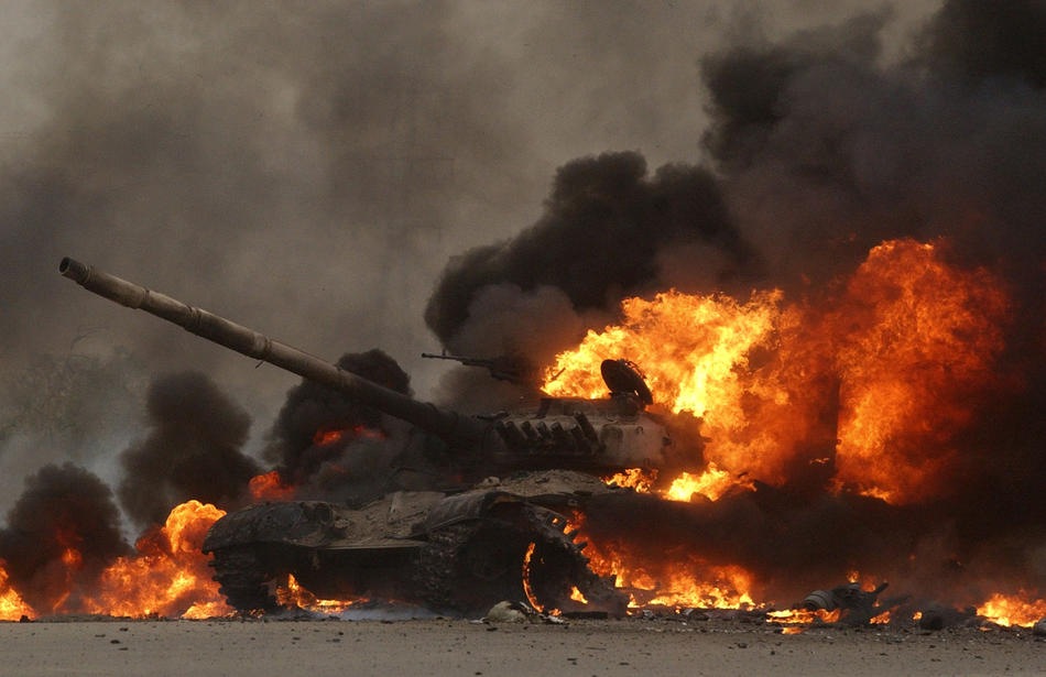 Горящий иракский Т-72 на окраине Saddam City