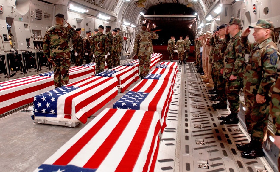 Гробы с телами американских военнослужащих перед выгрузкой на авиабазе Дувр в Делавэре.