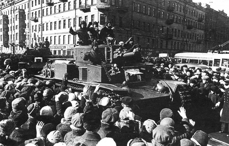 Жители Ленинграда приветствуют танкистов 20-й танковой бригады на танках Т-28, возвращающихся с Карельского перешейка.