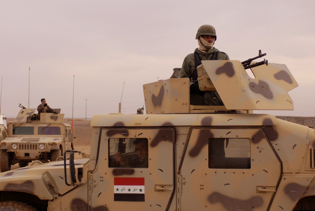 Иракские солдаты ищут оружие в Zanjaliah, Ирак, 1 февраля 2007.