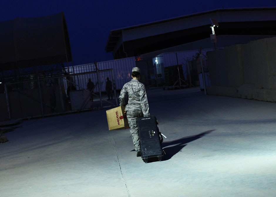 Майор ВВС США Стейси Шафрен с вещами перед отбытием из Ирака на бывшей военно-воздушной базе США рядом с Багдадом,