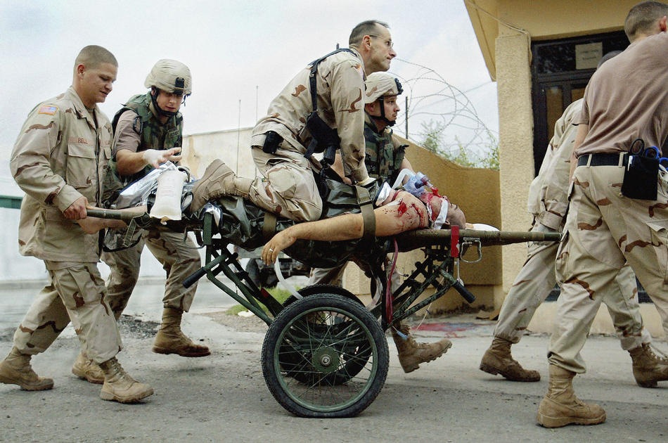Медик Патрик Макэндрю пытается спасти жизнь американского солдата, в Багдаде, 4 апреля 2005 года.