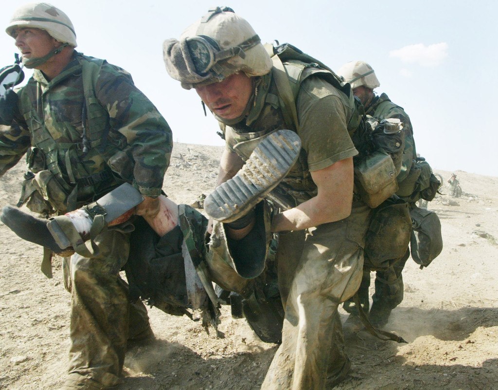 Морские пехотинцы США во время атаки 23 марта 2003 года в городе Эн-Насирии.