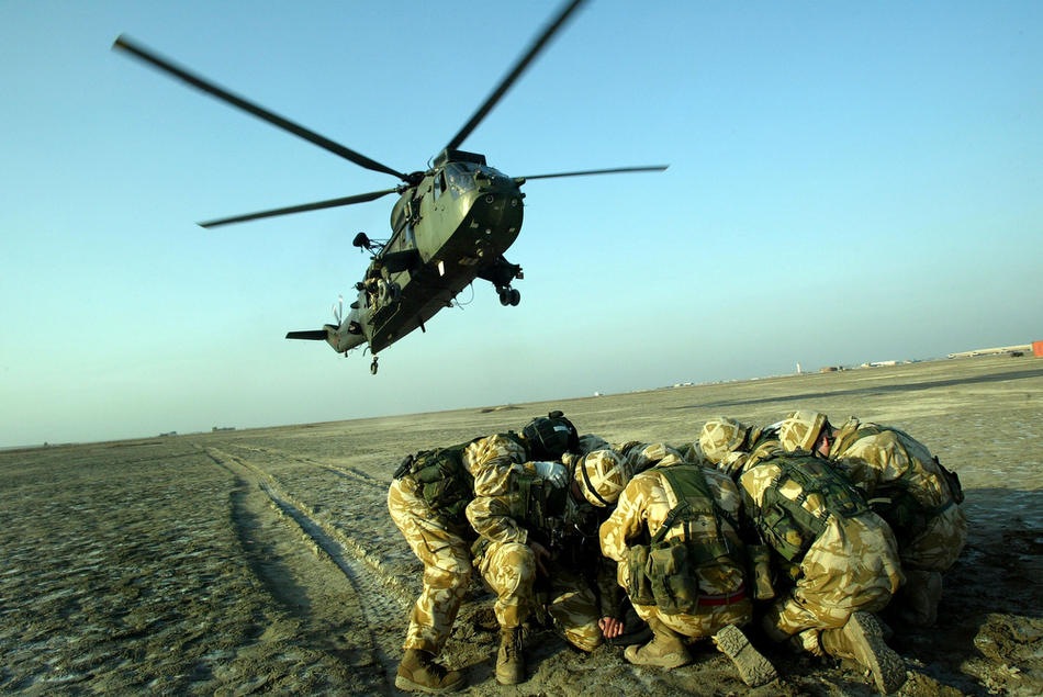 Парашютисты Йоркширского полка принимают участие в учениях с вертолетами из 845-й эскадрильи Королевских ВМС 16 января 2005 в Басре.