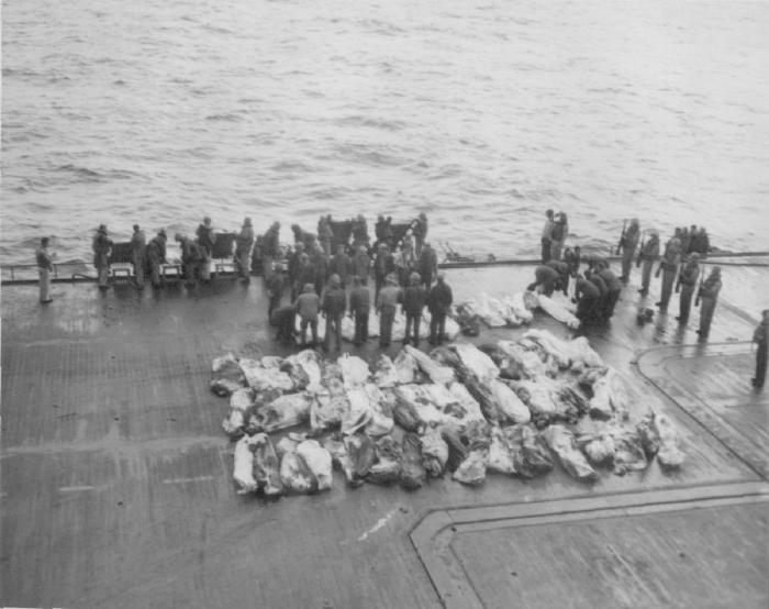 Похороны моряков американского авианосца Саратога, погибших в результате атаки камикадзе