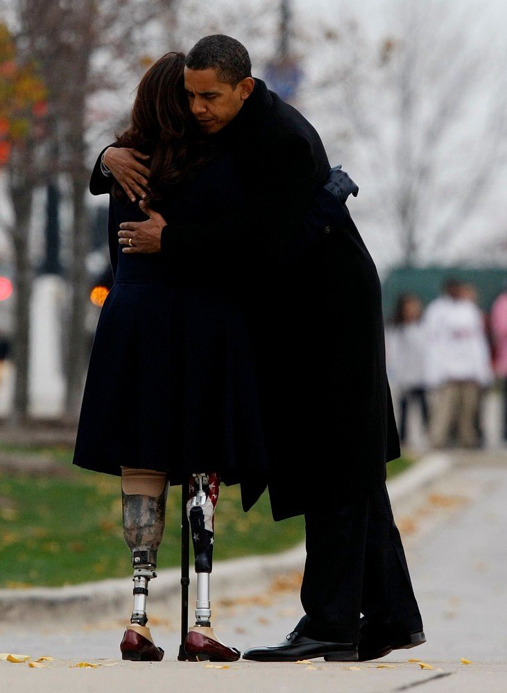 Президент Обама обнимает ветерана войны в Ираке Тэмми Дакворт