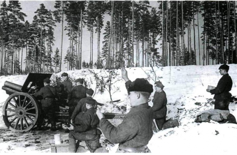 Расчет советской 122-мм гаубицы образца 191030 гг. на позиции во время Зимней войны.