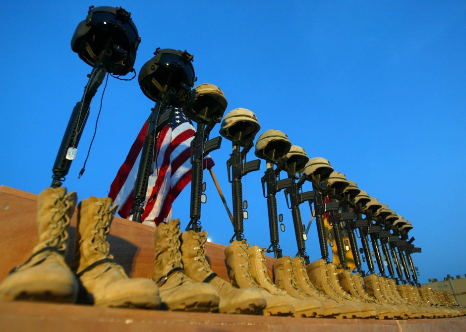 Ряд винтовок М-16 со шлемами на них – мемориальная служба на авиабазе аль-Асад, 6 ноября 2003 года.