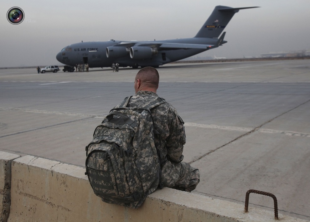 Сержант армии США ждет транспорт C-130, чтобы покинуть Ирак, в Багдаде 15 декабря 2011 г.