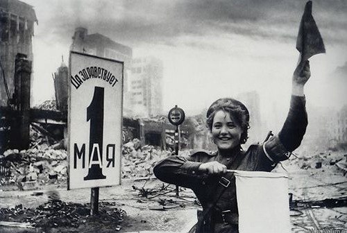 Советская регулировщица Мария ШАЛЬНЁВА (НЕНАХОВА) в Берлине. 2 мая 1945 года.