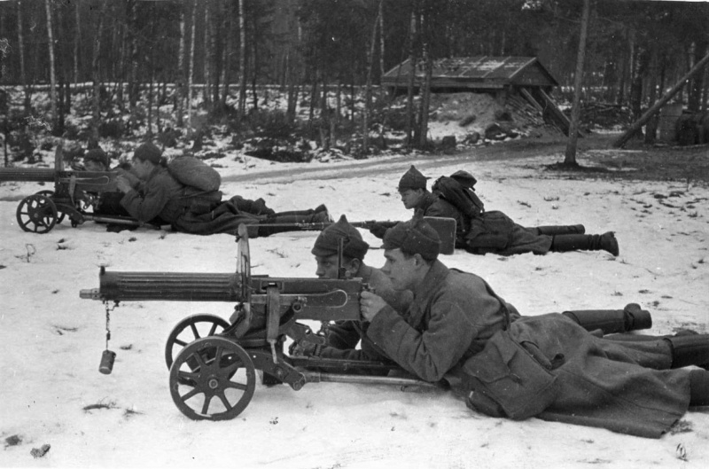 Советские расчеты двух 7,62-мм пулеметов Максима приготовились к бою на временной позиции.