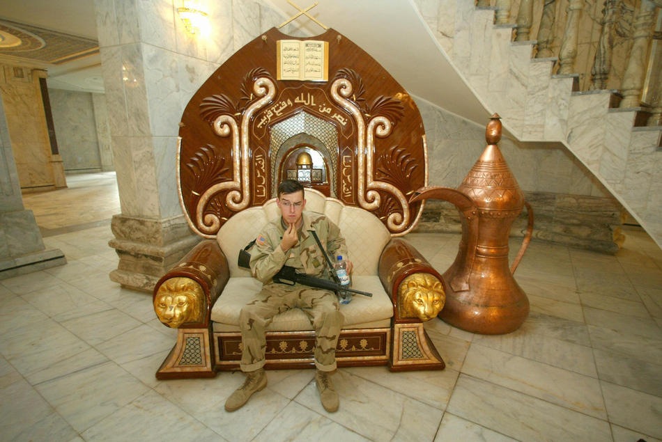 Солдат Армии США в кресле во дворце Радваниях, принадлежавшем Саддаму Хусейну, 25 июня 2003 года.