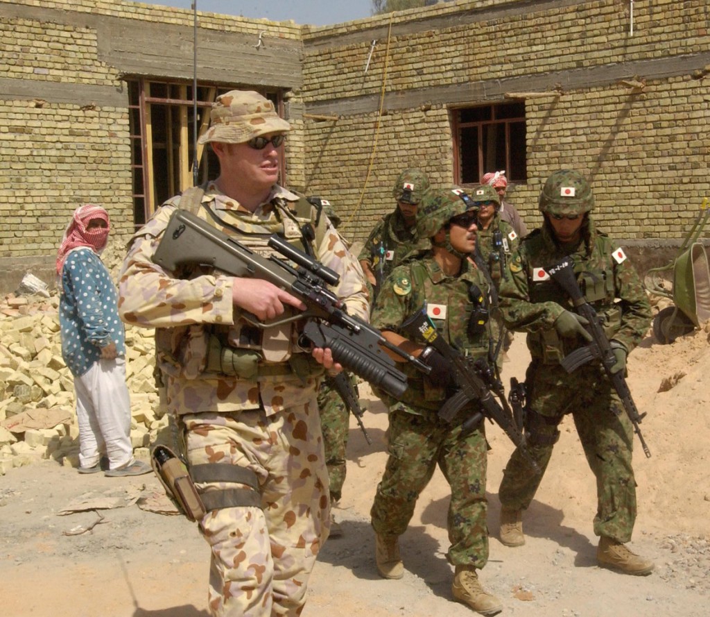 Солдат СОА, 12-го Среднего полка (Medium Regiment), обеспечивает защиту членам японской Группы реконструкции в As Samawah. Май 2005