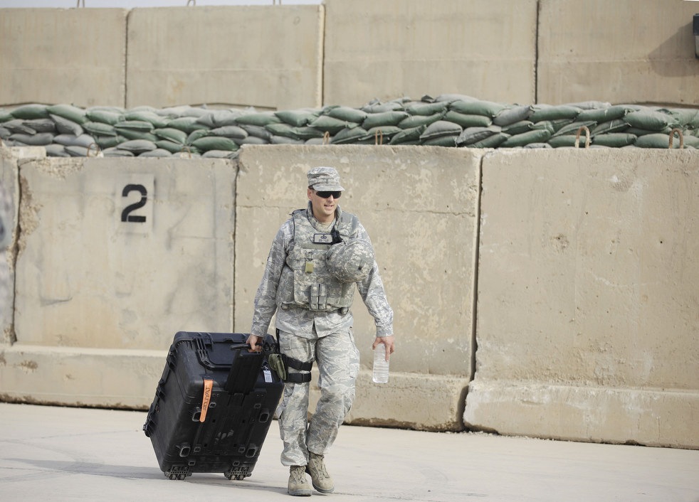 Солдат армии Соединенных Штатов Америки начинает долгий путь домой