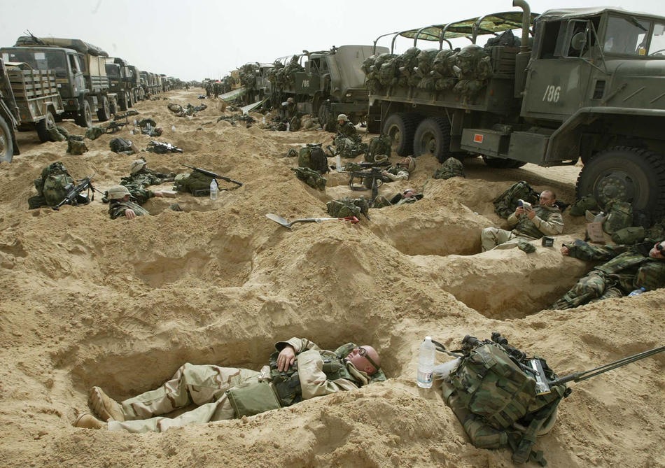Солдаты 3-й бригады, 101-й десантной дивизии армии США, в кувейтской пустыне, 21 марта 2003 г.