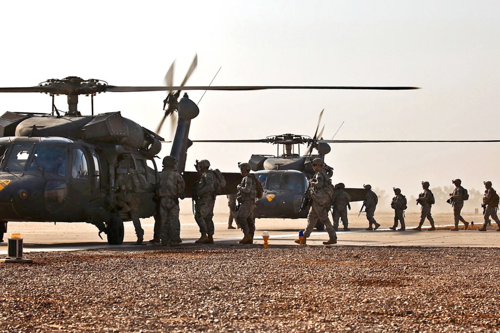 Солдаты Армии США грузятся в Blackhawk что бы лететь на патрулирование в Таджи, Ирак, 18 сентября 2009 года.