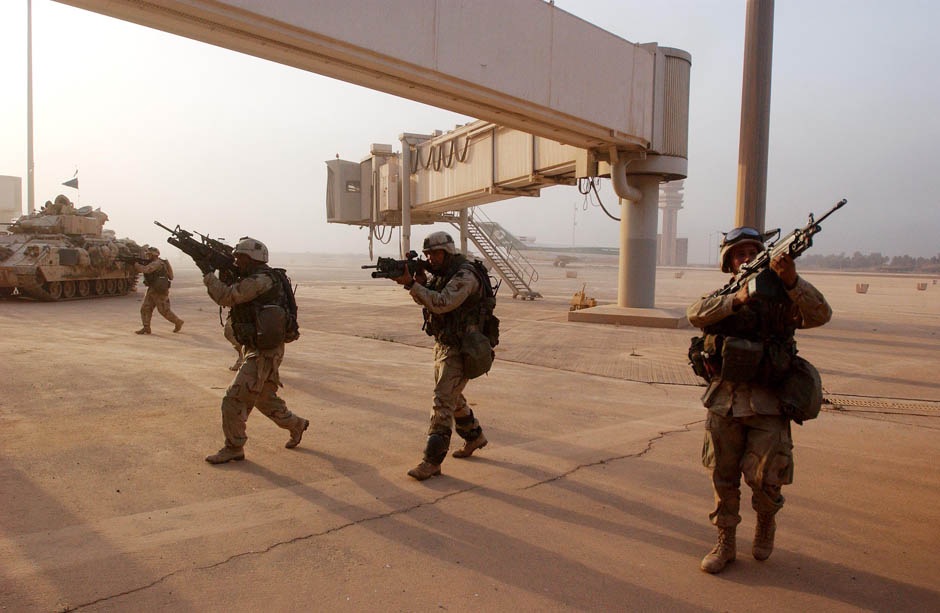 Солдаты армии США, 3-й пехотной дивизии, занимают основной терминал международного аэропорта Багдада, 4 апреля 2003 г.