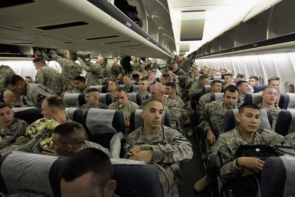 Солдаты армии США в самолете перед полетом домой в Форт-Худ