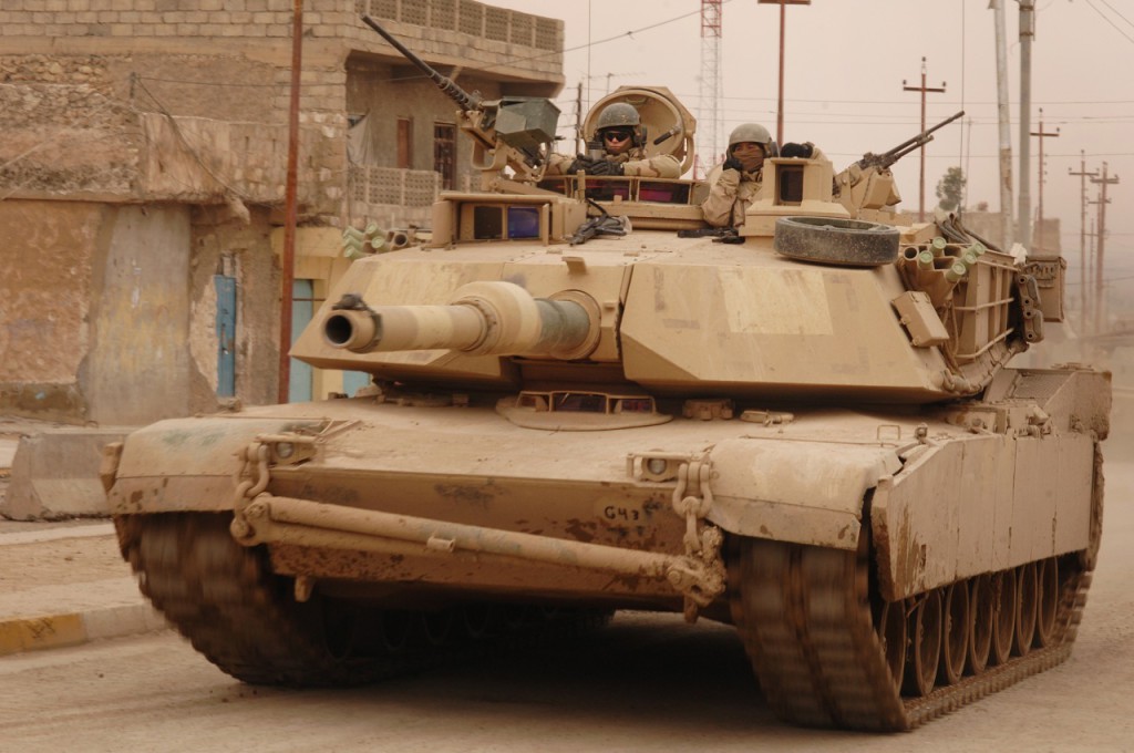 Танк M1 Abrams во время боевого патрулирования в Телль-Афар, Ирак, 2 февраля 2006 года.