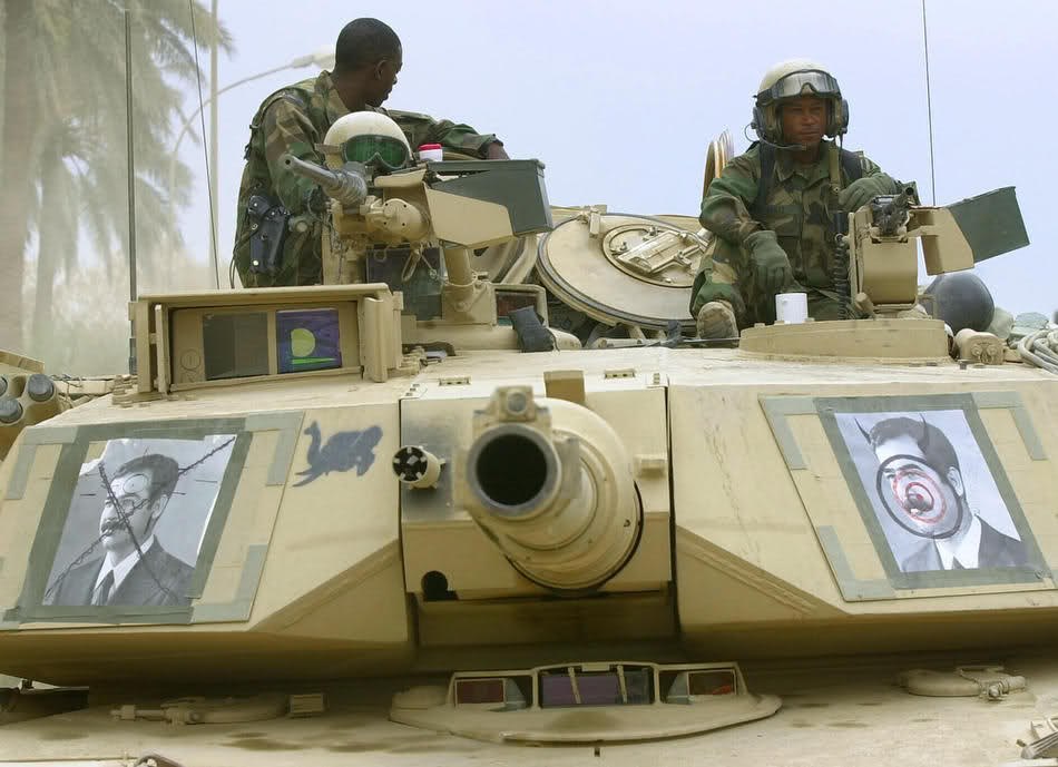 Танк М1А1 в Багдаде 28 апреля 2003