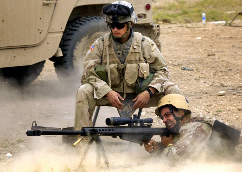 Тренировка иракских солдат стрельбе из снайперской винтовки Баррет М-107 в Телль-Афар, Ирак, 18 мая 2006 года.