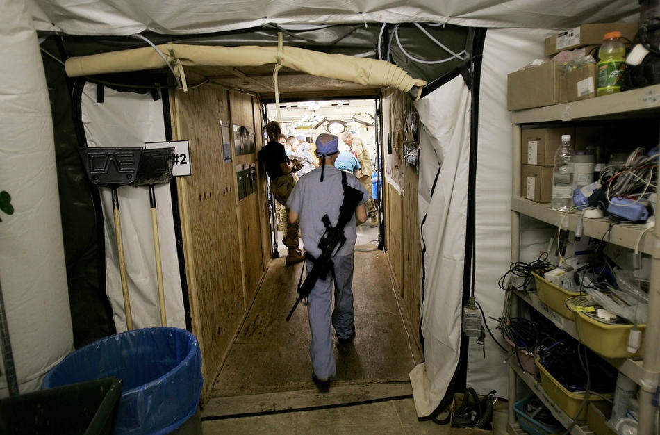 Ханс Баккен, нейрохирург армии США, входит в хирургическое отделение 16 марта 2006 в Баладе.