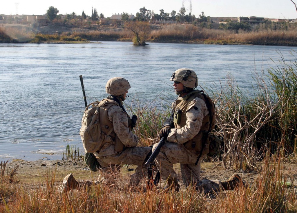 во время патрулирования русла реки в Barwana, Ирак, 15 января 2006 года.