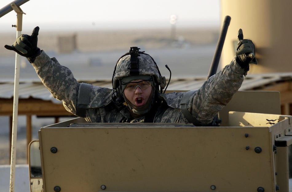 солдат, пересекающий границу Ирака с Кувейтом, 18 декабря 2011 г.