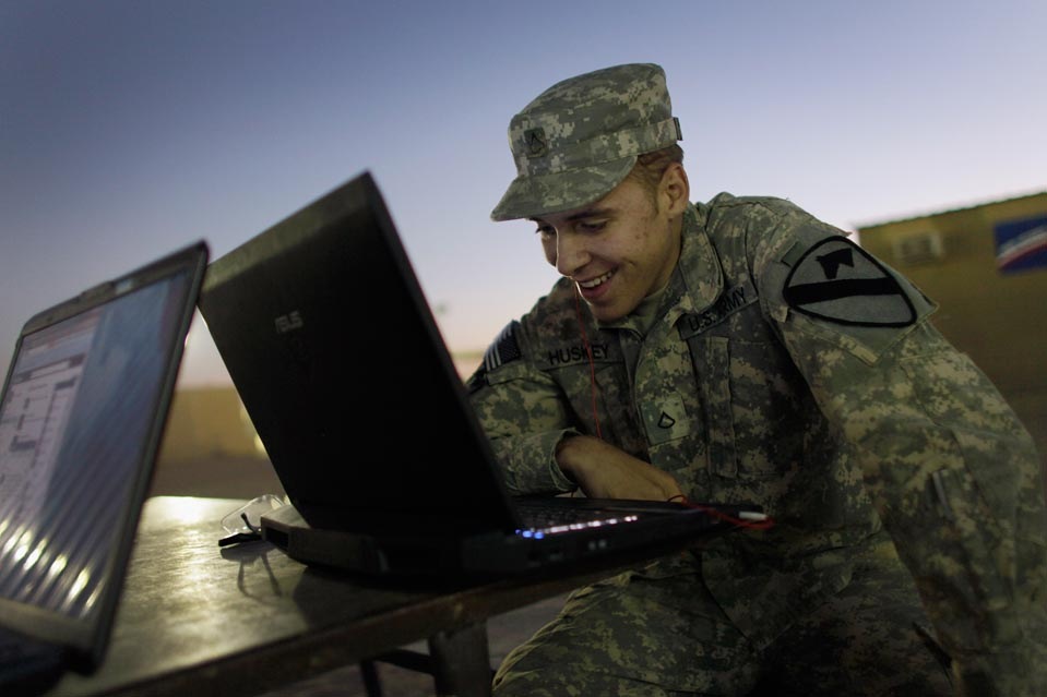 солдат разговаривает с матерью через Skype после того как он прибыл в Кувейт из Ирака.