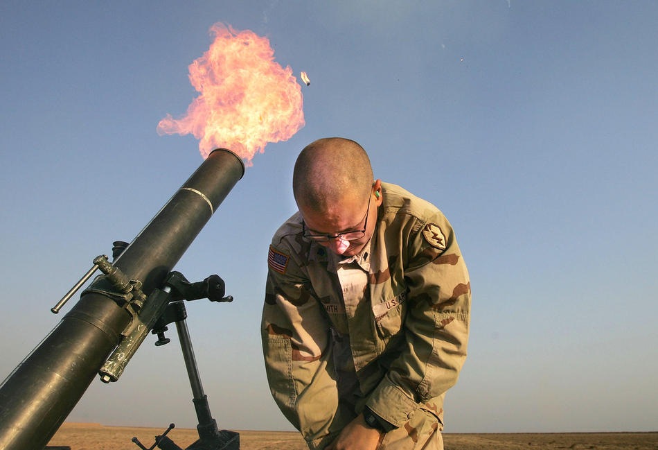 стреляет из 120-мм миномета, 17 января 2005 на краю авиабазы ​​США в Таль-Афар.