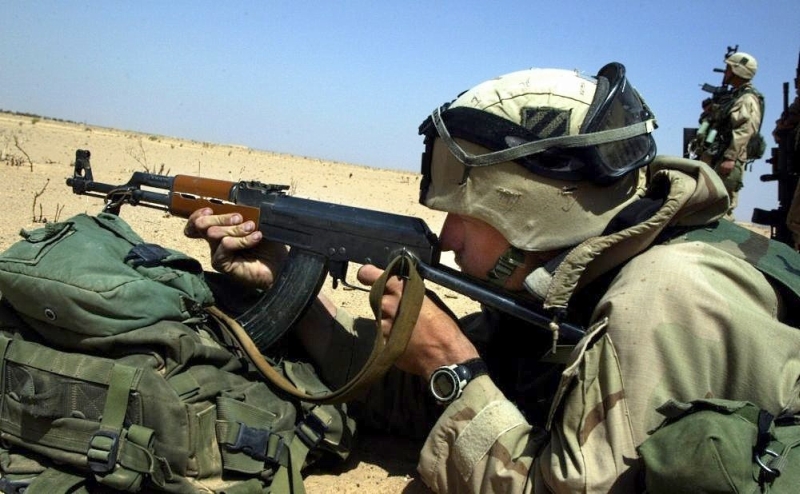 американский солдат с АКС