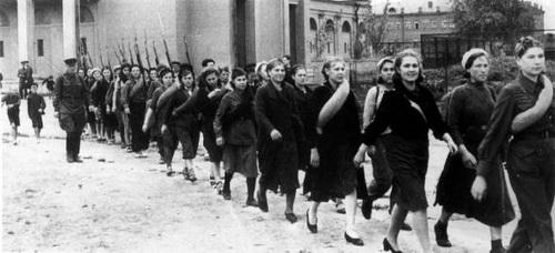 Советские девушки-добровольцы направляются на фронт. Лето 1941 года.