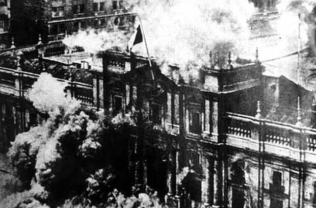 Чилийская авиация бомбит Дворец президента