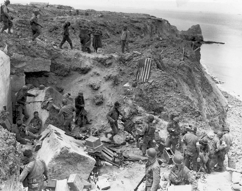 8 июня 1944. рейнджеры отдыхают у захваченного бункера.