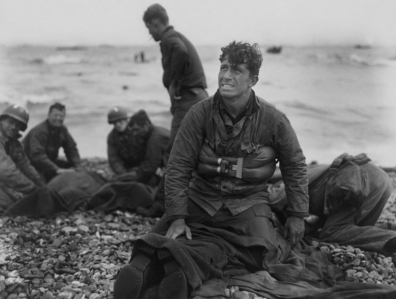 Американские солдаты пытаются реанимировать погибших товарищей на пляже Омаха после операции Нептун