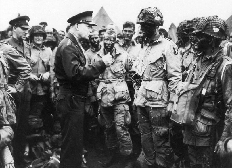Генерал Дуайт Д. Эйзенхауэр отдает десантникам приказ перед посадкой на самолеты в Англии