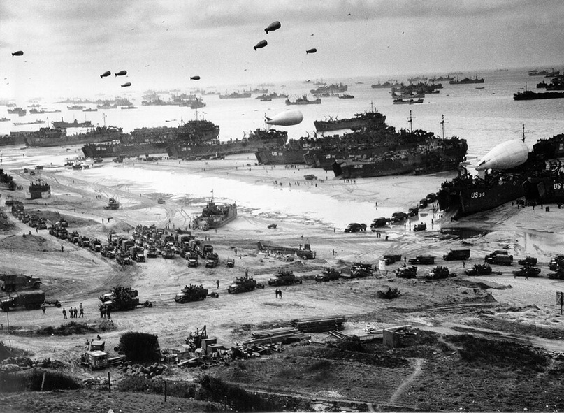 Союзные войска выгружают снаряжение и продовольствие на пляже Омаха в Нормандии